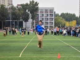 ＂指针划过周六早晨10点，车链转动的声响撞碎薄雾。